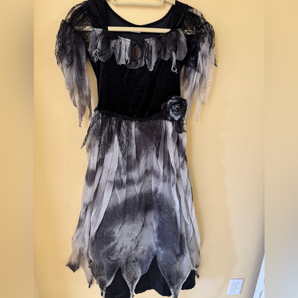 Spirit Halloween Spooky Bride Size Medium includes Dress & Headpiece Gently Used